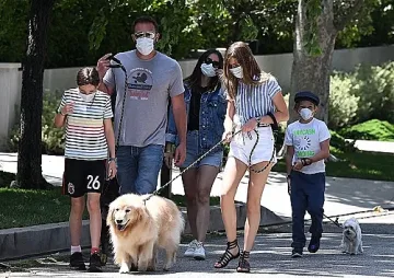 Бен Афлек се радва на деца, гадже и кучета