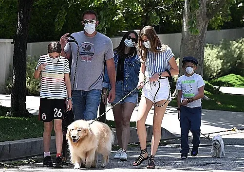 Бен Афлек се радва на деца, гадже и кучета