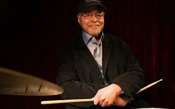 Почина барабанистът на Майлс Дейвис