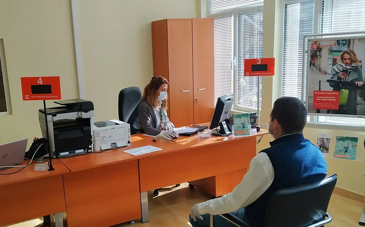 ЧЕЗ възстановява обичайното работно време на центровете си