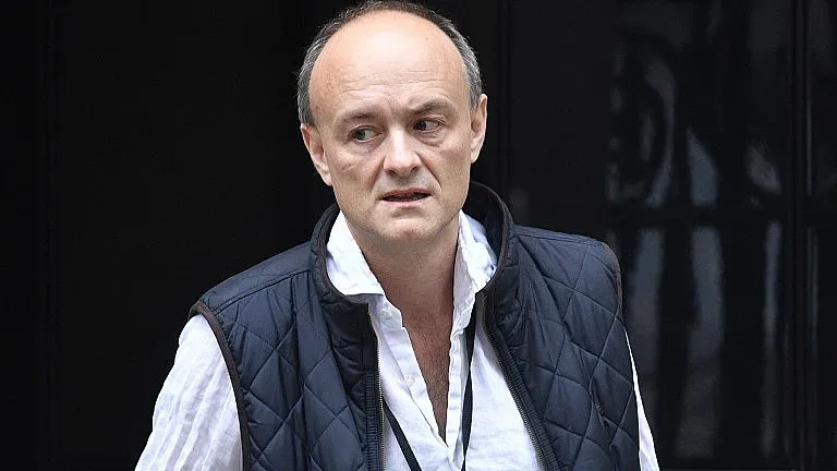 Скандалът в Англия се разраства, Къмингс остава