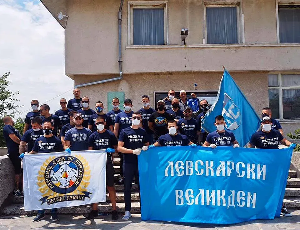 Фенове на "Левски" помагат на възрастни хора