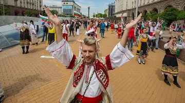 Танцьори протестират с ръченица