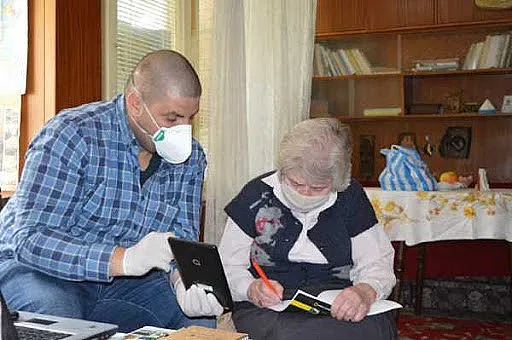 78-годишна учителка учи компютри