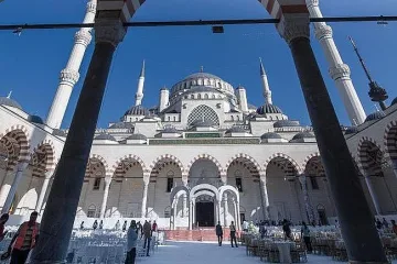 Политик пусна Bella Ciaо в джамии