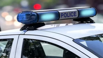 Крадци вързаха семейство с белезници и свински опашки