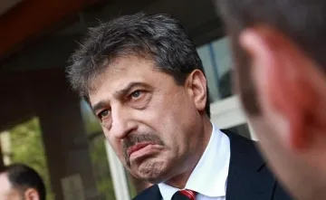 Банкерът-беглец припява на Божков