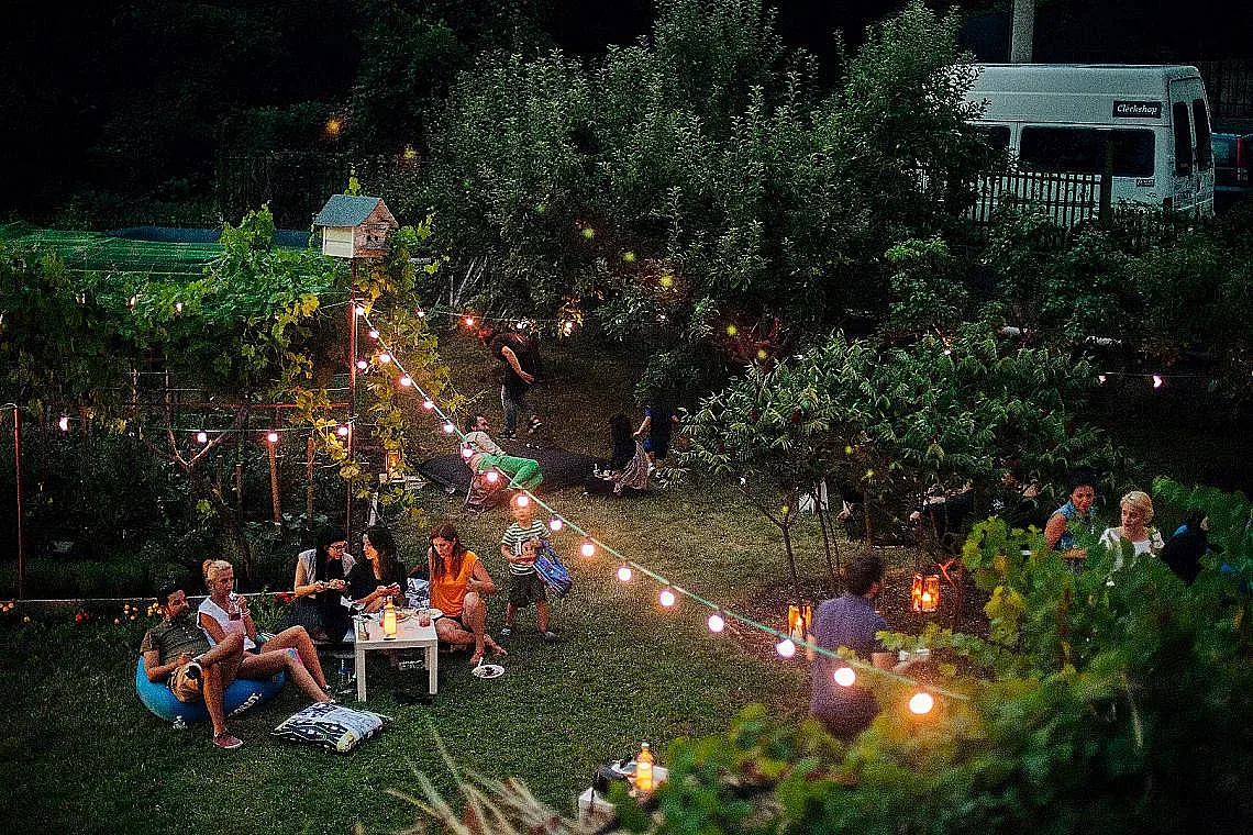 Футболни звезди крадяли на градинско парти