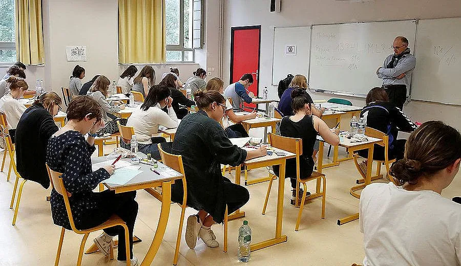 Франция пусна учениците в клас, но пак ги гони