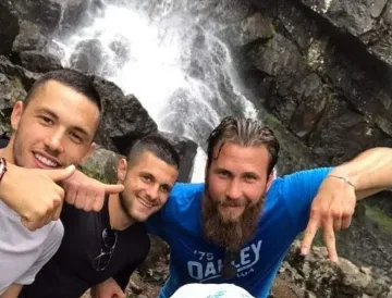 Левскари тренират на водопад