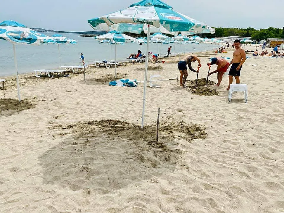 Чадър и шезлонг – къде са 160 лв. и къде 5 лв.