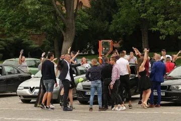 Абитуриенти празнуват напук на вируса