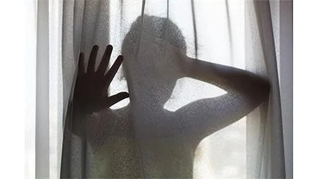 Учителка изнасили 7-годишния си син с увреждания