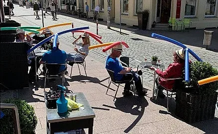 В Германия носят шапки за социално дистанциране
