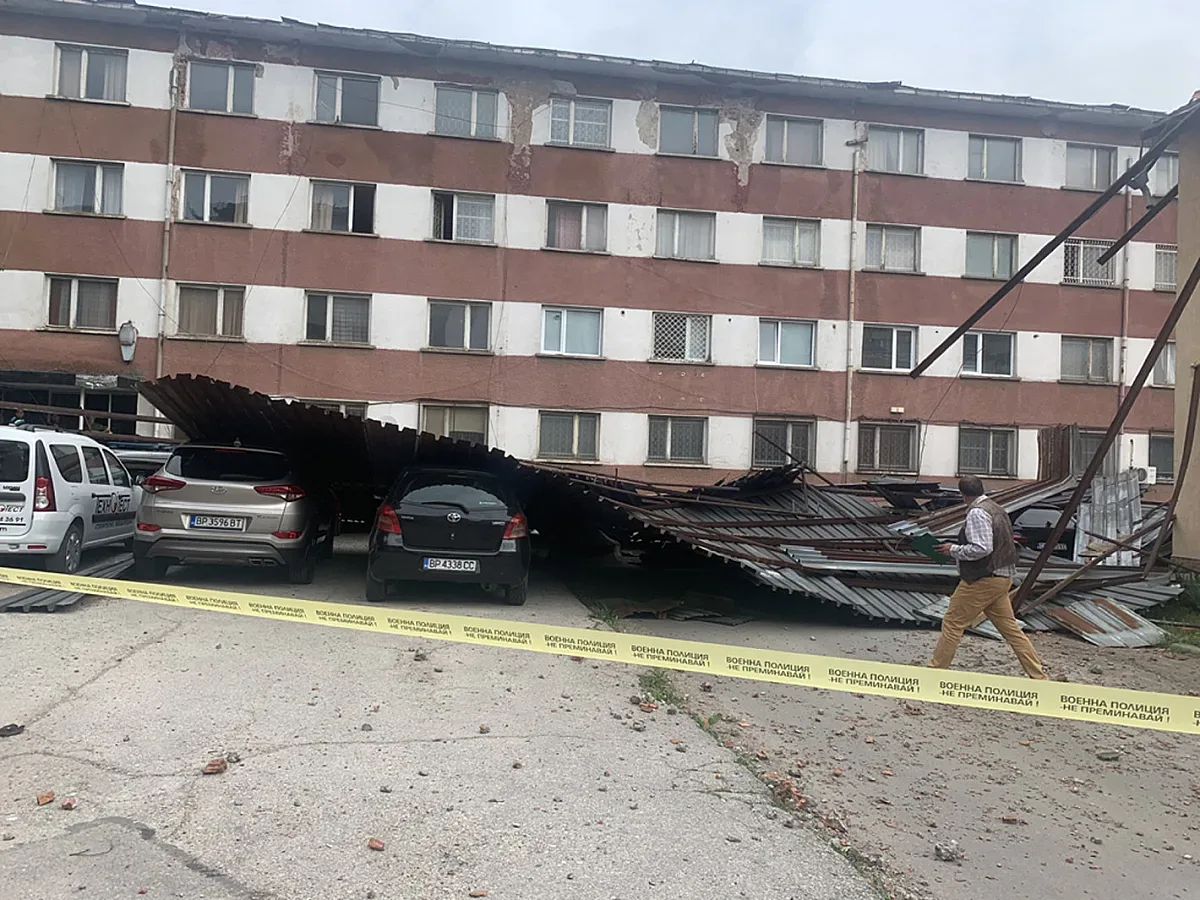 Падналата конструкция е причинила сериозни щети във Враца