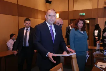 Радев пак критикува властта, хвали българите