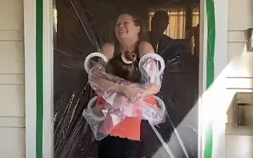 Деца гушкат бабите си през перде