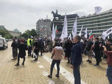 Протестиращи без маски в сблъсък с полицията