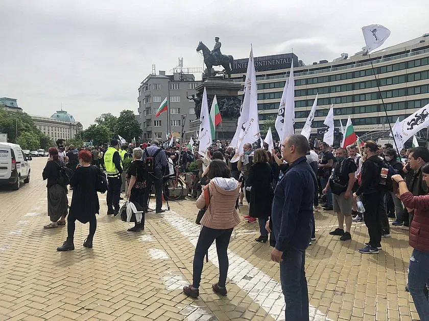 Протестиращи без маски в сблъсък с полицията