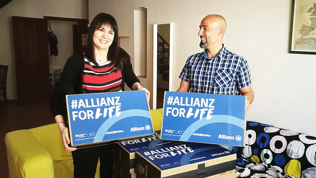 Алианц България дари лаптопи на деца без родители