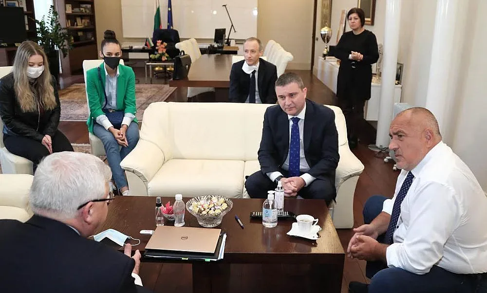 Борисов разрешава абитуриентските балове