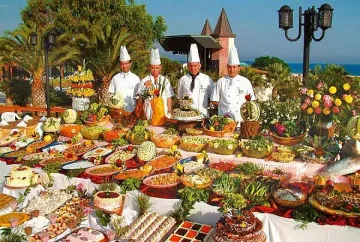 Шведската маса със сервитьори в турските курорти
