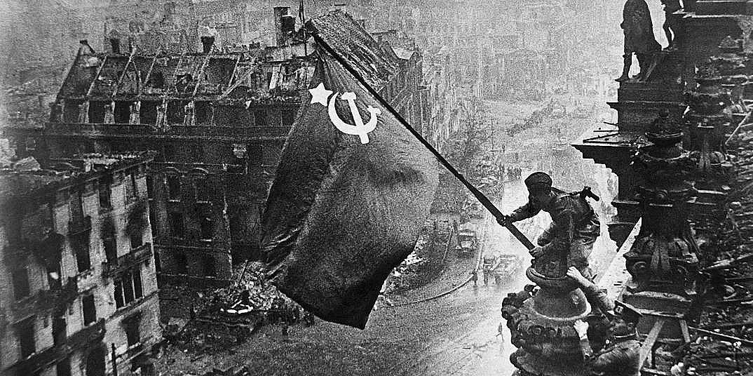 Фейсбук сваля фото с червеното знаме над Райхстага