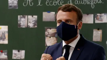 Маските на лидерите в тон с костюма