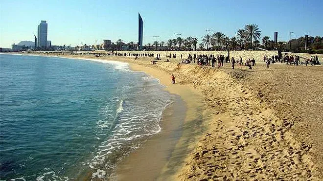 Само спорт на плажа в Барселона, гонят медитиращи