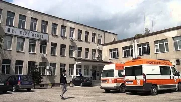 Хвърлиха оставки 18 лекари от болницата в Карлово