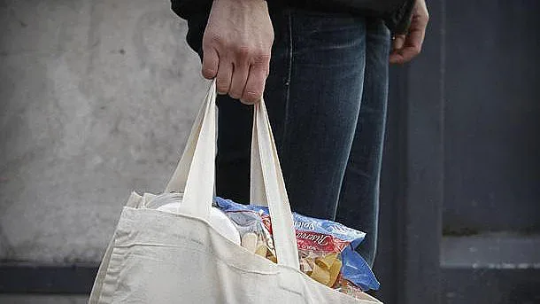 Исторически спад в потреблението през март