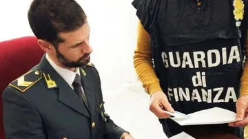 Влюбена българка даде 100 бона на генерал менте