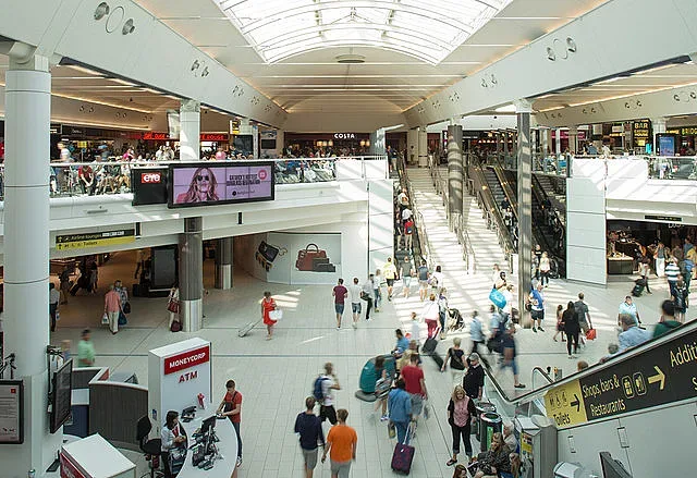 Блокираните в Париж вече летят към София