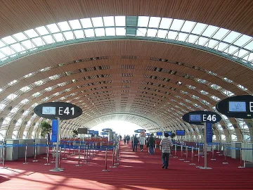 76 българи блокирани на летище в Париж