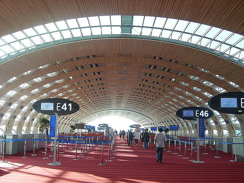 76 българи блокирани на летище в Париж