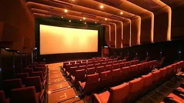 Хонконг отваря кината