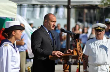 Радев поздрави армията за празника