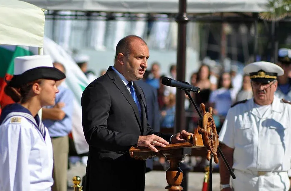 Радев поздрави армията за празника