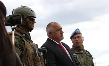 Премиерът гледа военно показно в Црънча