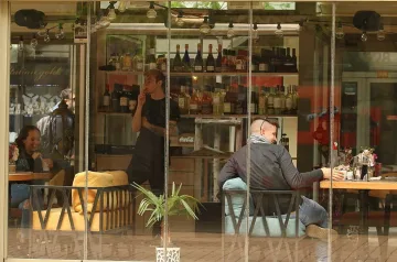 Заведенията изнасят масите на открито