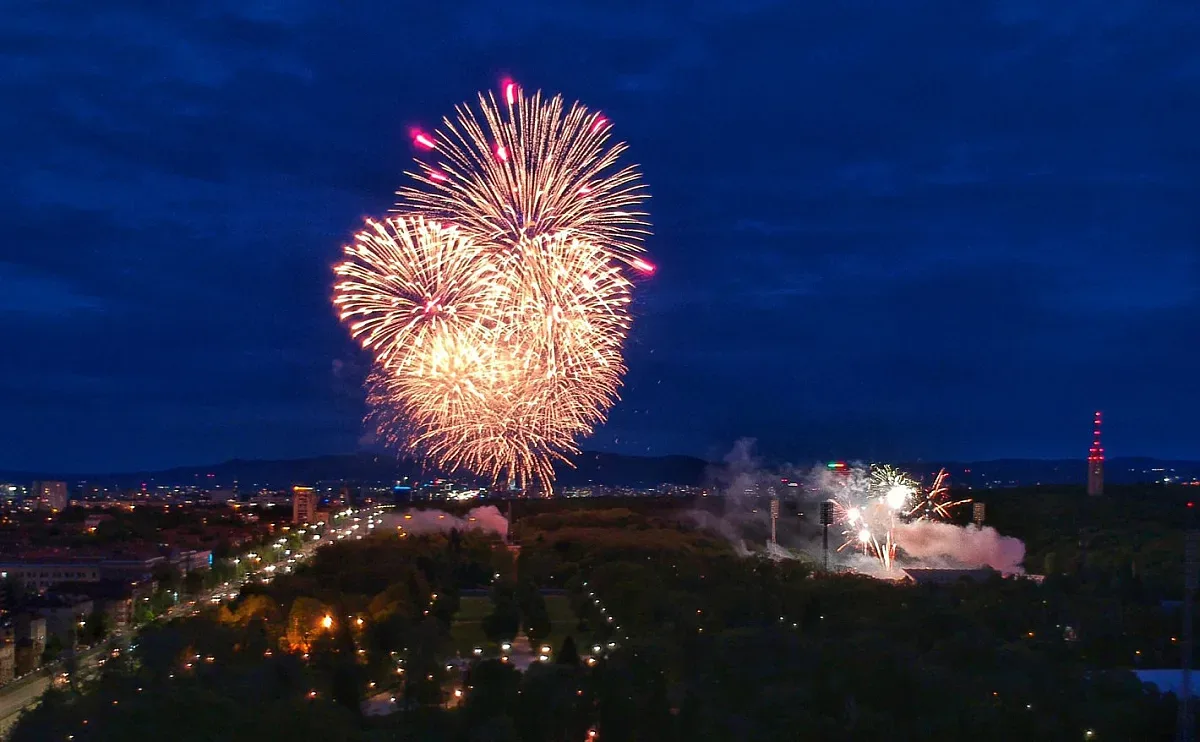 Гергьовденска заря освети София