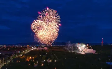 Гергьовденска заря освети София