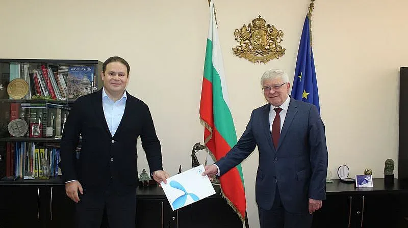 Теленор с огромно дарение от професионални маски