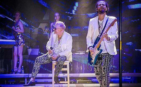 Ето хонорарите на певците за ЧНГ! Кой е шампионът