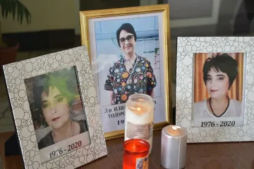 Свещи на прозорците за д-р Иванова