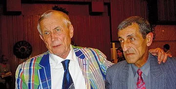 Ду­ми­те на Есен­с­ки зву­чат ка­то от­ко­си на ав­то­мат
