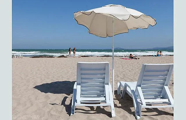 До двама на чадър, шезлонгите - на 4 м