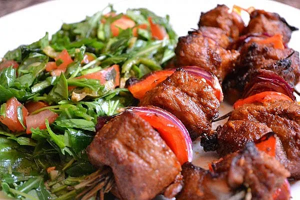 Вкусни агнешки шишчета в марината на барбекю