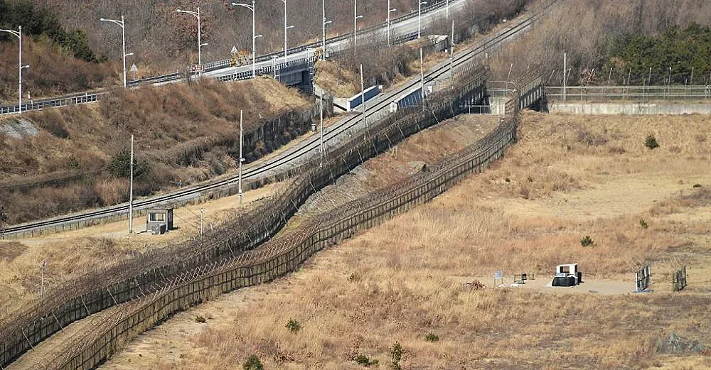 Стрелят се по границата между Северна и Южна Корея