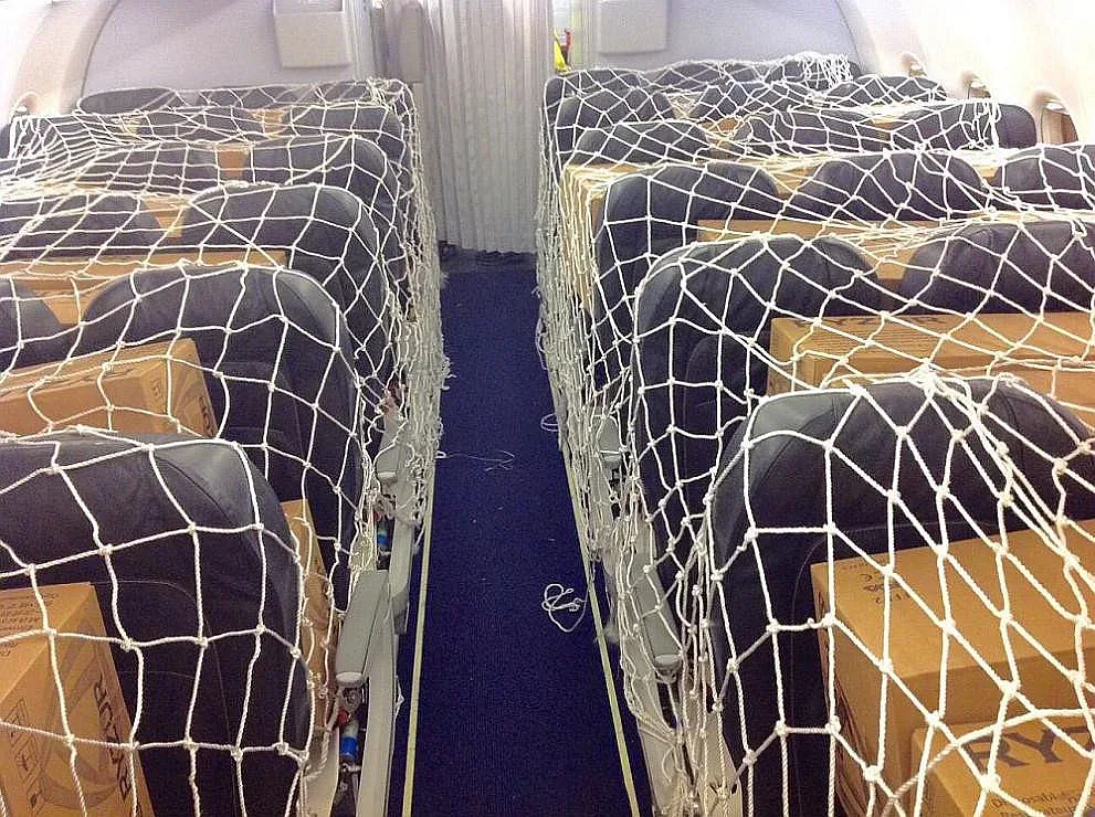 Втори самолет с лекарства и маски от Китай